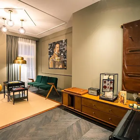 The Collector מלון